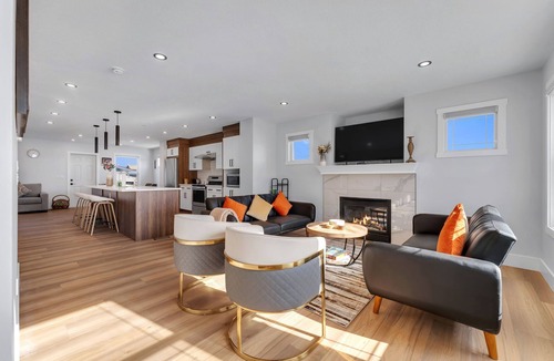 Calgary House | Spacious 3BR|2.5Bth | Free parking in Saddle Ridge