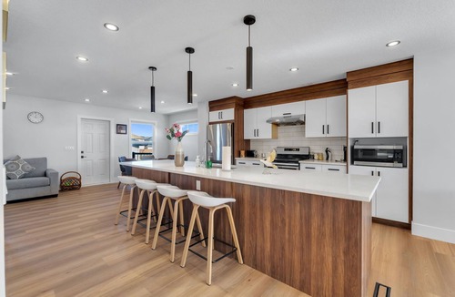 Calgary House | Spacious 3BR|2.5Bth | Free parking in Saddle Ridge