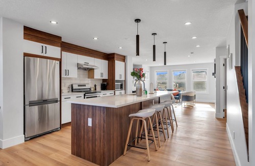 Calgary House | Spacious 3BR|2.5Bth | Free parking in Saddle Ridge