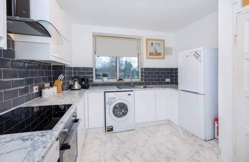Penge Apartment | Spacious 3BR 2 Bath London Flat with Free Parking