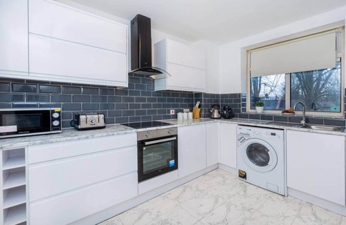Penge Apartment | Spacious 3BR 2 Bath London Flat with Free Parking