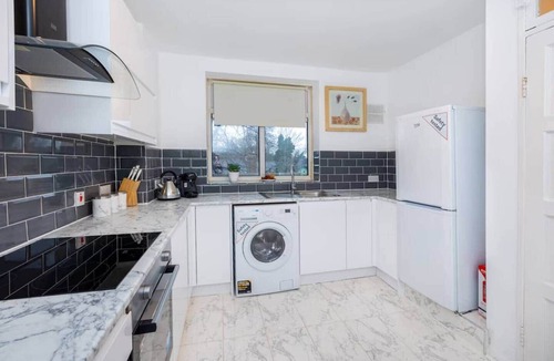 Penge Apartment | Spacious 3BR 2 Bath London Flat with Free Parking