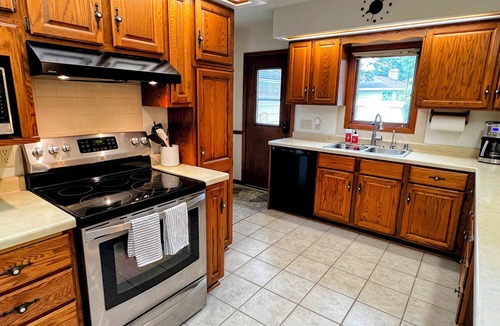 Eau Claire House | Spacious 3BR 2BA Gem Close to Downtown, 30 day min