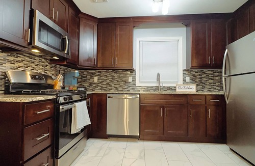Elizabeth Apartment | Spacious 3BR 2BA Near EWR, 30 Min to NYC +Parking