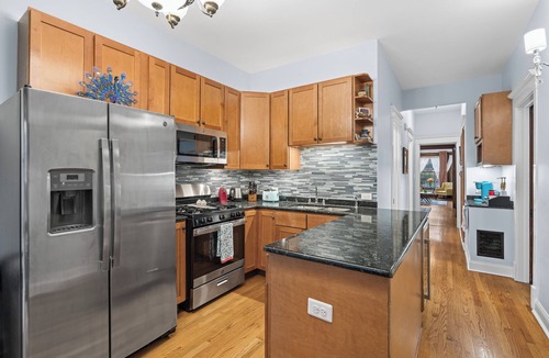 North Center Apartment | Spacious 3BR/2BA North Center Gem - 10-Min Walk to Brown Line - Fast Wi-Fi