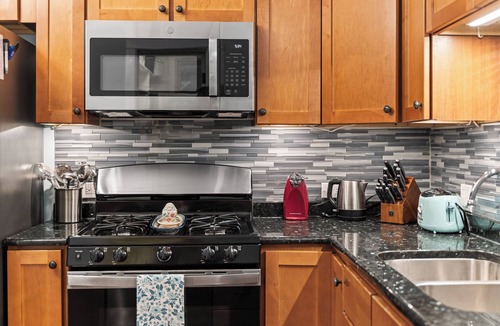 North Center Apartment | Spacious 3BR/2BA North Center Gem - 10-Min Walk to Brown Line - Fast Wi-Fi