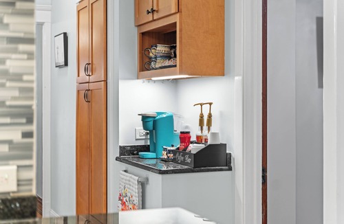 North Center Apartment | Spacious 3BR/2BA North Center Gem - 10-Min Walk to Brown Line - Fast Wi-Fi