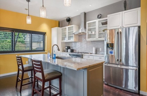 Belmont Hotel | Spacious 3BR/2BA w/Steam Shower, Gated Parking & Full Kitchen