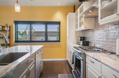 Belmont Hotel | Spacious 3BR/2BA w/Steam Shower, Gated Parking & Full Kitchen