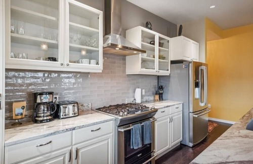 Belmont Hotel | Spacious 3BR/2BA w/Steam Shower, Gated Parking & Full Kitchen