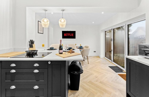 Warrington House | Spacious 3BR 3-Bath Modern Home | Warrington