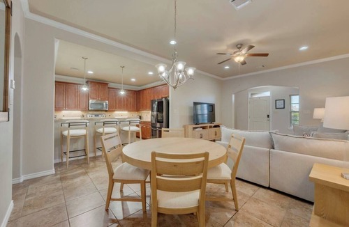College Station House | Spacious 3BR/3BA Townhome | Tempur-Pedic Beds | Pool Access