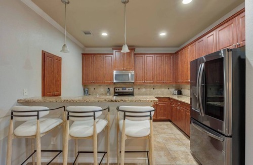 College Station House | Spacious 3BR/3BA Townhome | Tempur-Pedic Beds | Pool Access