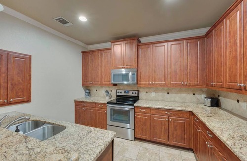 College Station House | Spacious 3BR/3BA Townhome | Tempur-Pedic Beds | Pool Access