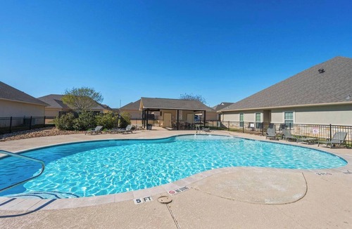 College Station House | Spacious 3BR/3BA Townhome | Tempur-Pedic Beds | Pool Access