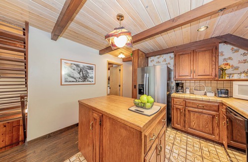 Fish Camp House | Spacious, 3BR/3BA, A/C, EV charger, game room, pool table, 2 miles from Yosemite
