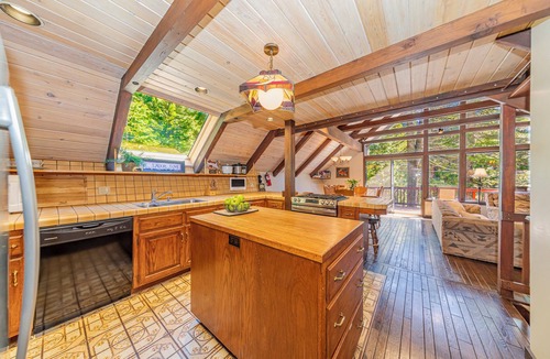 Fish Camp House | Spacious, 3BR/3BA, A/C, EV charger, game room, pool table, 2 miles from Yosemite
