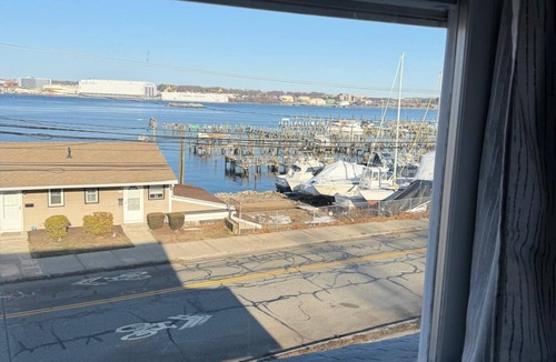 New London Apartment | Spacious 3BR/3BA Coastal Escape Near Beaches