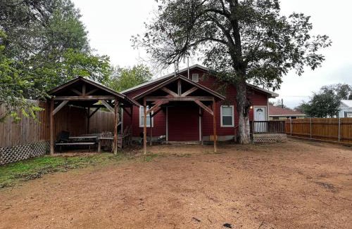 Five Points House | Spacious 3BR 3BA Sleeps 10 5 Min to River Walk