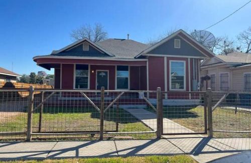 Five Points House | Spacious 3BR 3BA Sleeps 10 5 Min to River Walk