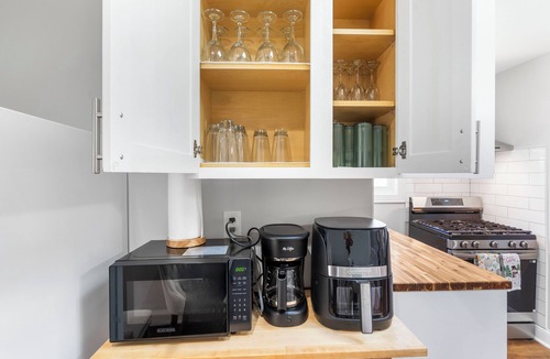 Roselle Apartment | Spacious 3BR 4 Beds Sleeps 8 Near Train Bus 112 Easy NYC Access