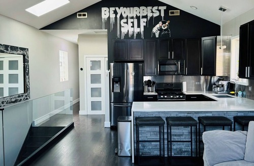 East Garfield Park Apartment | Spacious 3BR Apartment with Patio & BBQ, Minutes from Downtown & CTA!n