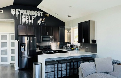 East Garfield Park Apartment | Spacious 3BR Apartment with Patio & BBQ, Minutes from Downtown & CTA!n