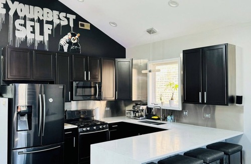 East Garfield Park Apartment | Spacious 3BR Apartment with Patio & BBQ, Minutes from Downtown & CTA!n