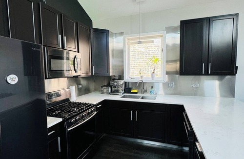East Garfield Park Apartment | Spacious 3BR Apartment with Patio & BBQ, Minutes from Downtown & CTA!n