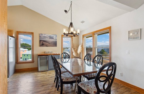 Bermuda Bay Condo | Spacious 3BR Condo: Pool, Gym & 5-Min Beach Drive