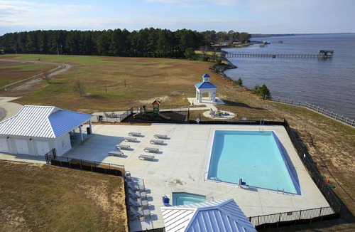 Roper Condo | Spacious 3BR Condo w/Waterfront View & Pool