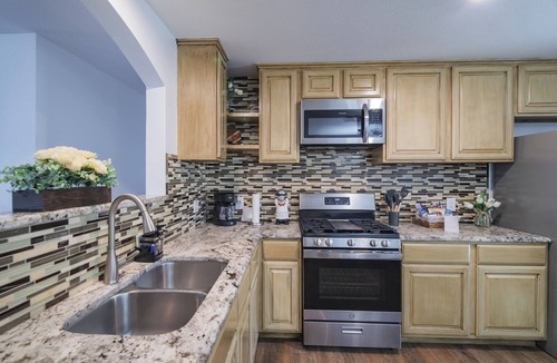 Franklin Park House | Spacious 3BR Family-Friendly, Big Yard, Game Table Near I-35