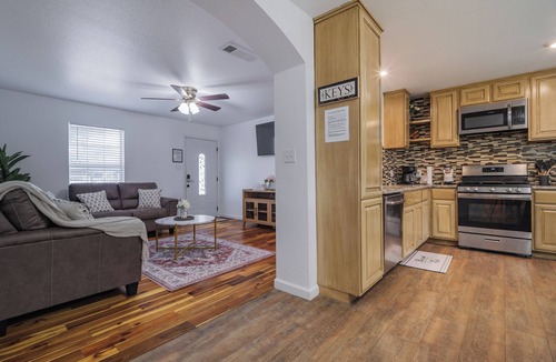 Franklin Park House | Spacious 3BR Family-Friendly, Big Yard, Game Table Near I-35