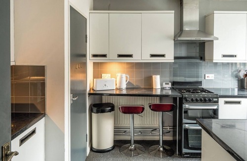 Tottenham Hale Apartment | Spacious 3BR Flat with Balcony Near Tottenham Hale