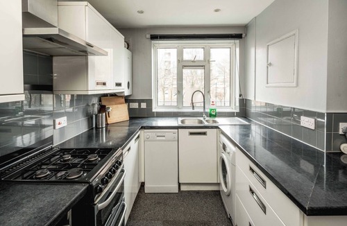 Tottenham Hale Apartment | Spacious 3BR Flat with Balcony Near Tottenham Hale