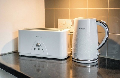 Tottenham Hale Apartment | Spacious 3BR Flat with Balcony Near Tottenham Hale