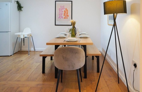 St. Pancras and Somers Town Apartment | Spacious 3BR Flat | Long Stays | Walk To Euston