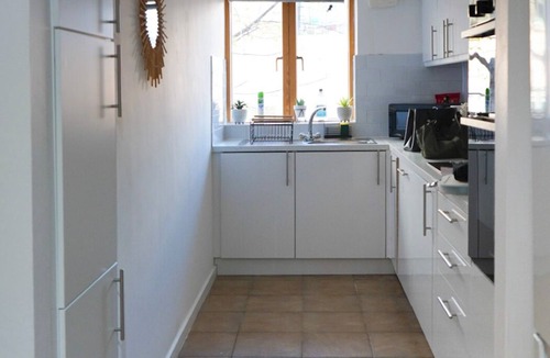 St. Pancras and Somers Town Apartment | Spacious 3BR Flat | Long Stays | Walk To Euston