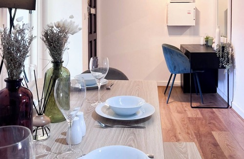 St. Pancras and Somers Town Apartment | Spacious 3BR Flat | Long Stays | Walk To Euston