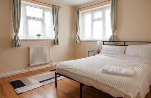 Pattiswick Apartment | Spacious 3BR Flat near Freeport & Transport