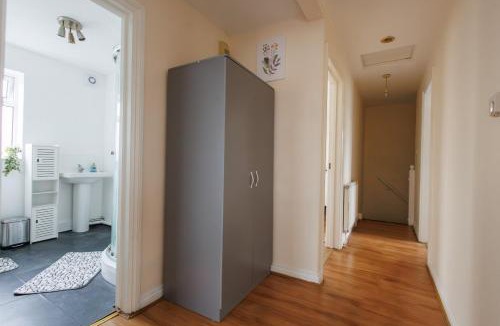 Pattiswick Apartment | Spacious 3BR Flat near Freeport & Transport