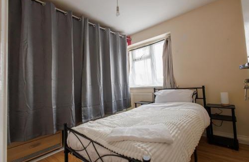 Pattiswick Apartment | Spacious 3BR Flat near Freeport & Transport