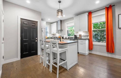 Highland Park Apartment | Spacious 3BR for 10 | Prime Boston Location