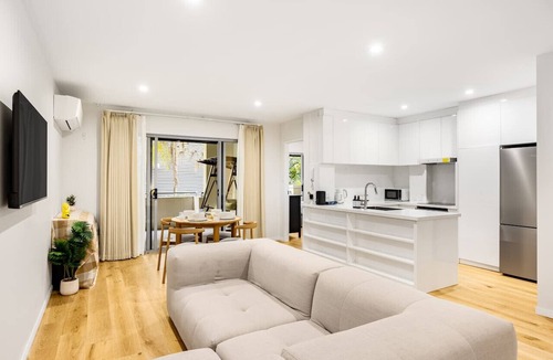 Indooroopilly Apartment | Spacious 3BR Getaway | Great Location & Comfort