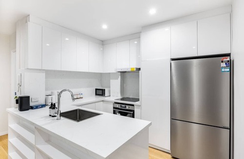 Indooroopilly Apartment | Spacious 3BR Getaway | Great Location & Comfort