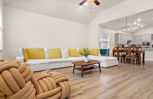 Leander House | Spacious 3BR Getaway w Dedicated Office | Sleeps 5