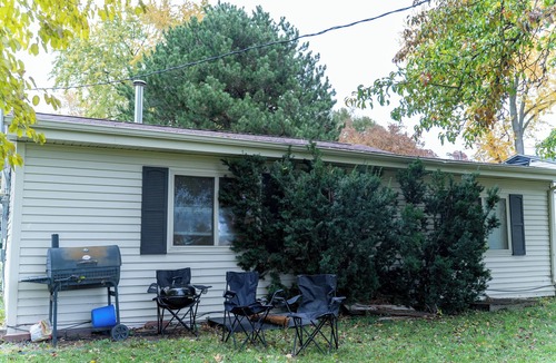 Carpentersville House | Spacious 3BR Home w/Lounge, Office & Big Backyard Near Fox River Trails