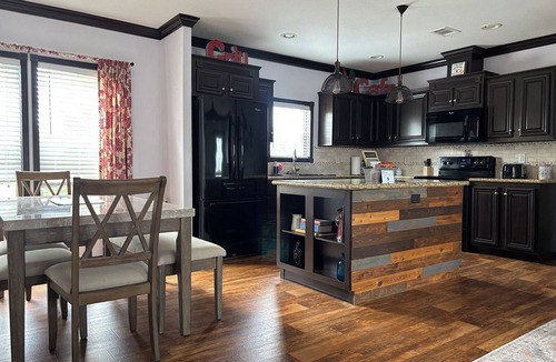 Navarro County House | Spacious 3BR Home + Barn Theater in the Country Between Dallas & Houston