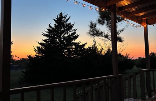 Navarro County House | Spacious 3BR Home + Barn Theater in the Country Between Dallas & Houston
