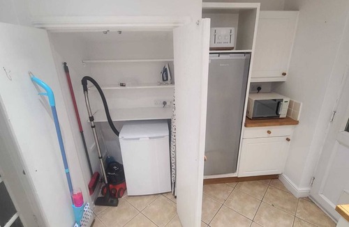 Basingstoke House | Spacious 3BR Home in Basingstoke